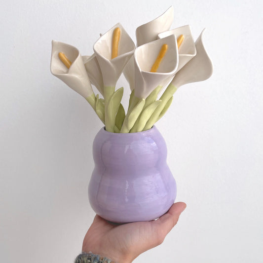 Lirios de cerámica con jarrón lila hecho a mano