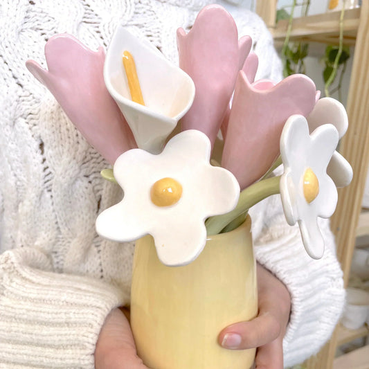 ramo de flores con tulipanes, margaritas y lirios o calas