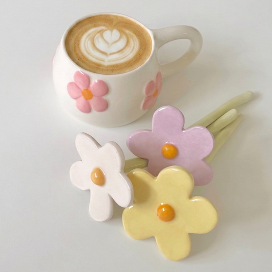 regalo de taza con flores rosas y margaritas