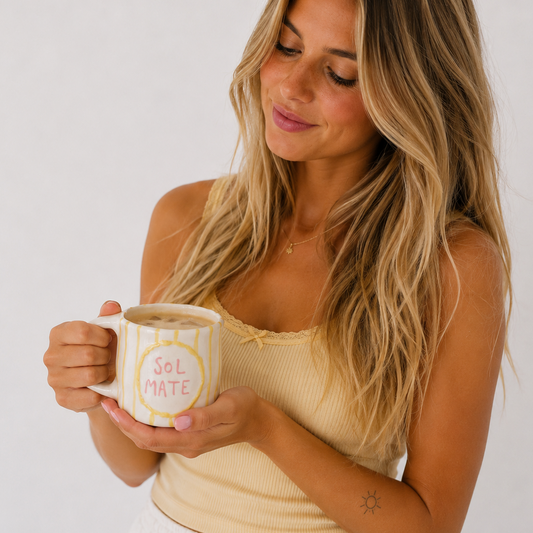 taza con rayas amarillas y frase sol mate, taza hecha a mano por pipa and happy