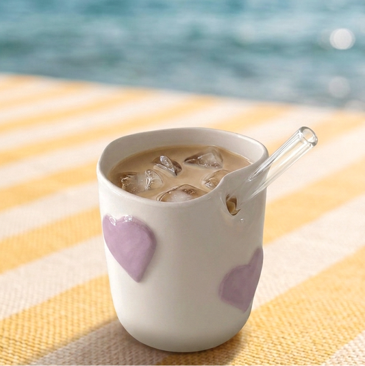 El vaso Heart, con forma de corazón y detalles en relieve, es una pieza perfecta para disfrutar sin prisa de tu iced coffee.