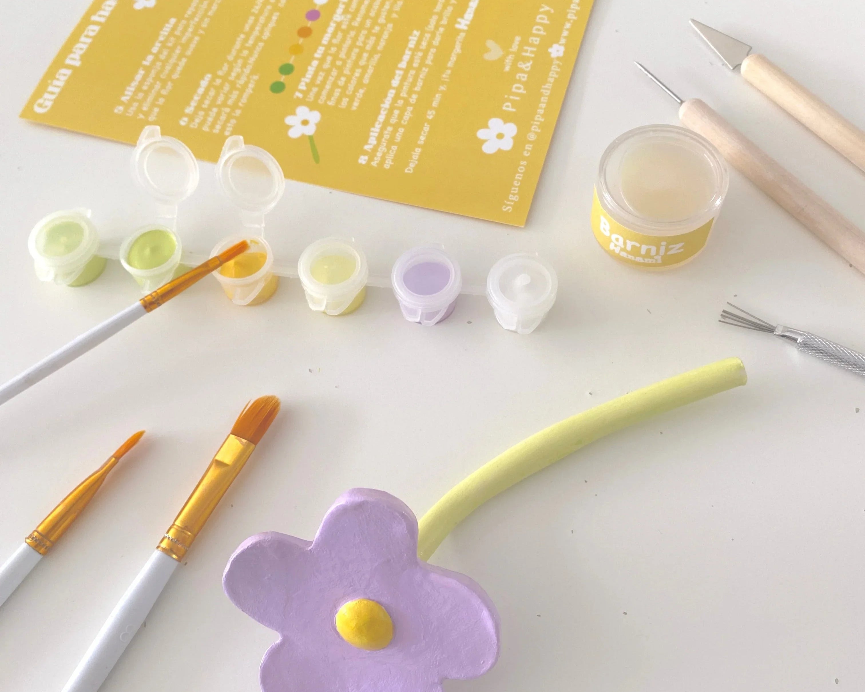 Si te apasionan las manualidades, la cerámica o simplemente te encantan las flores, este kit está hecho para ti.