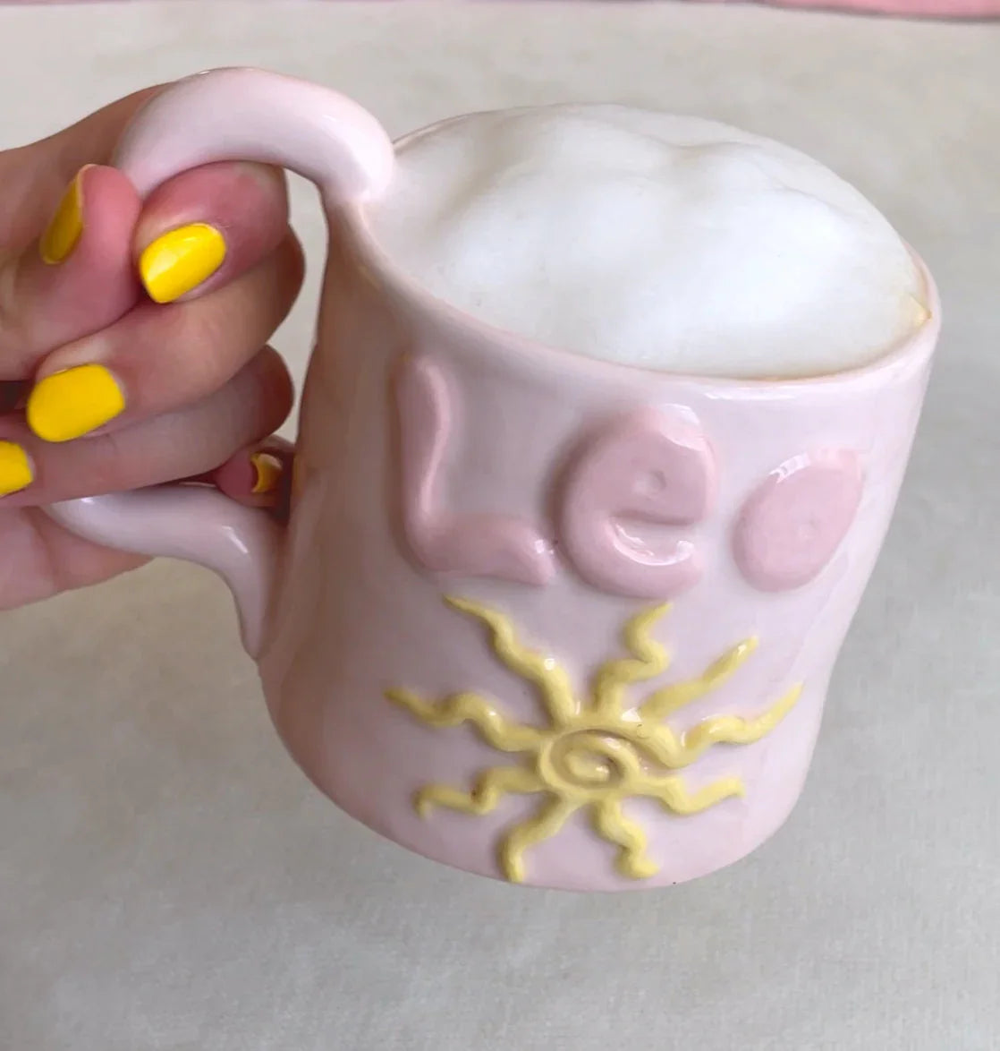 Una taza de cerámica con el espíritu del signo Leo
