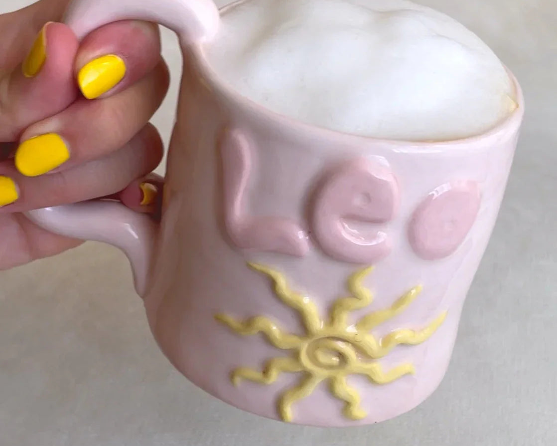 Una taza de cerámica con el espíritu del signo Leo