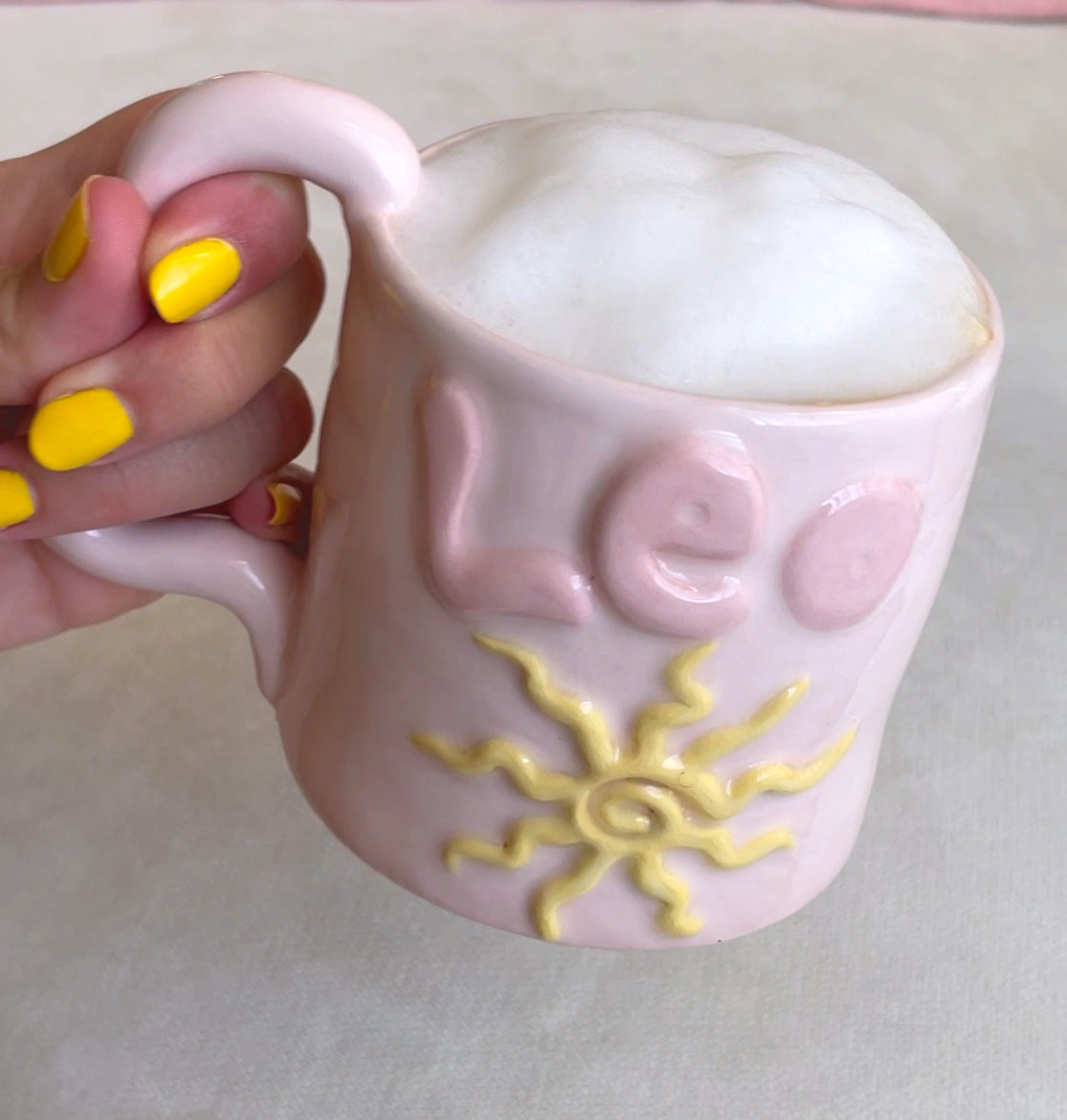 Una taza de cerámica con el espíritu del signo Leo