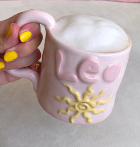 Una taza de cerámica con el espíritu del signo Leo