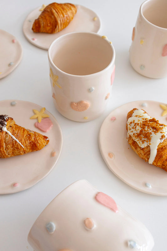 Cala, cerámica artesanal inspirada en el mar.