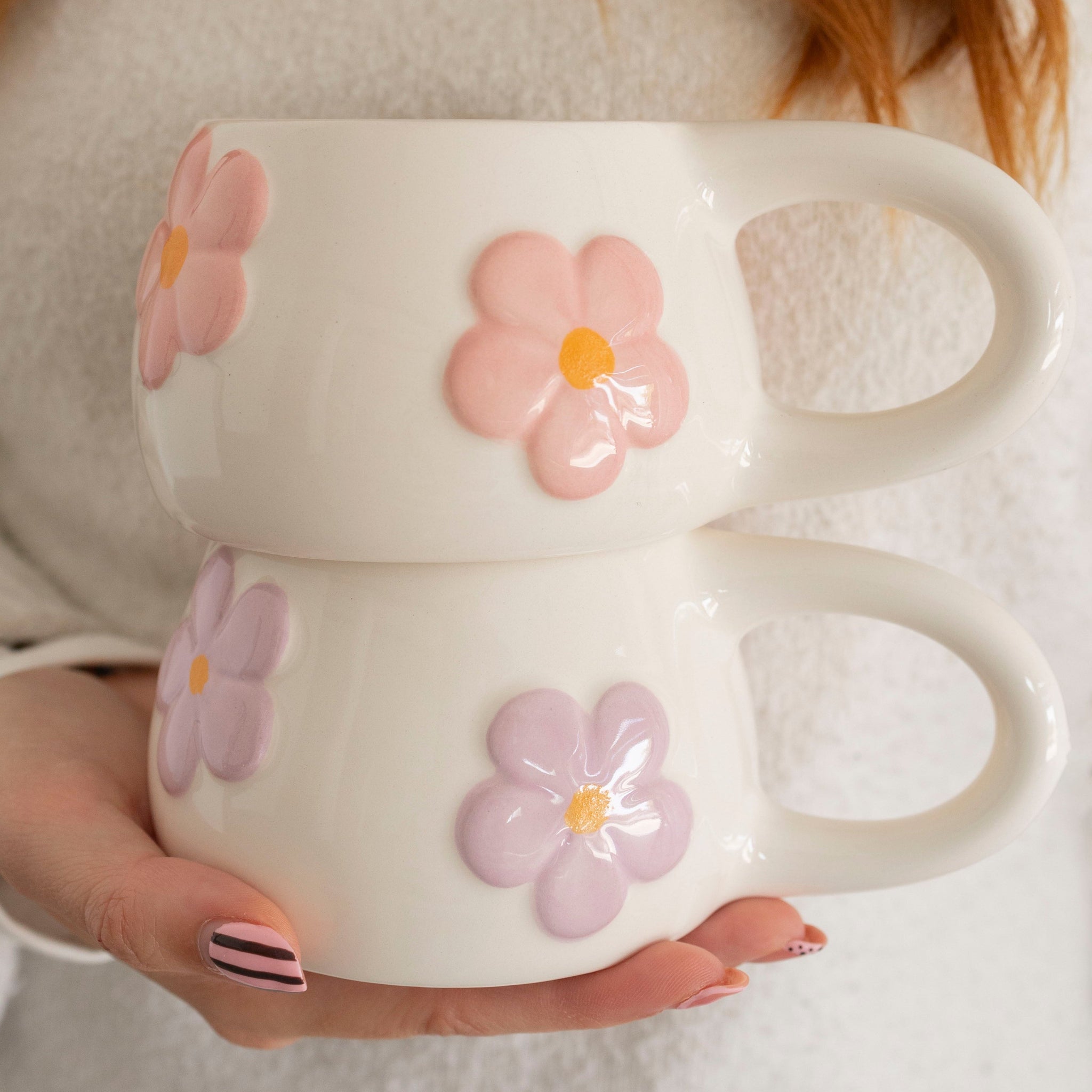 Cerámica artesanal pintada a mano con flores en relieve