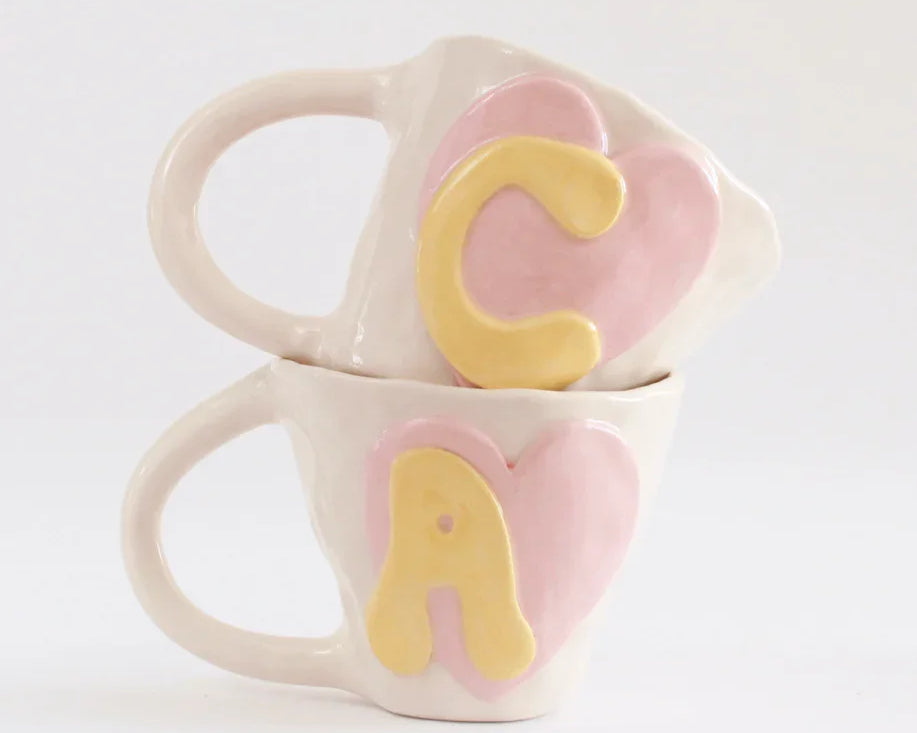 Tazas de cerámica con iniciales. Taza con inicial