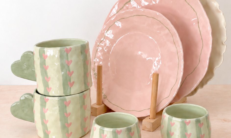 Tazas de cerámica originales de Pipa and Happy con flores, asas especiales y colores pastel.