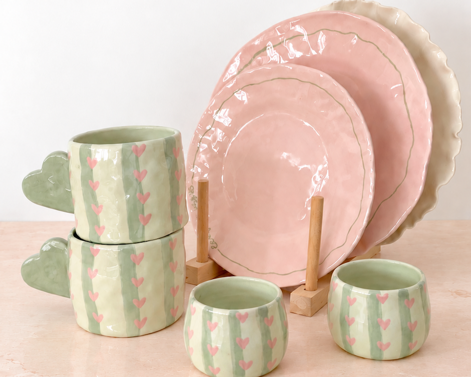 Tazas de cerámica originales de Pipa and Happy con flores, asas especiales y colores pastel.