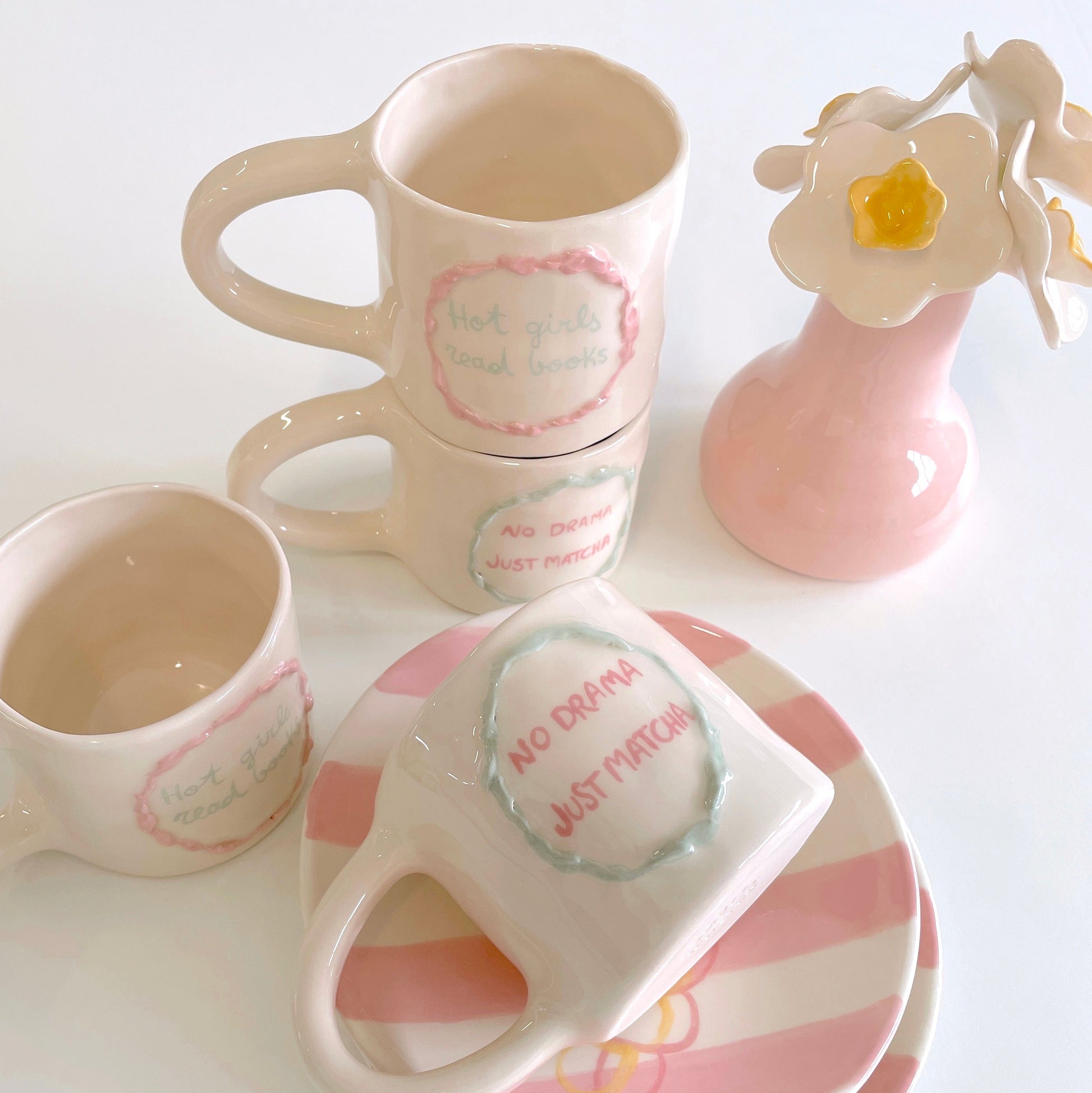Platos de cerámica, tazas de cerámica, jarrón rosa pastel de cerámica y flores narcisos de cerámica de Pipa and Happy