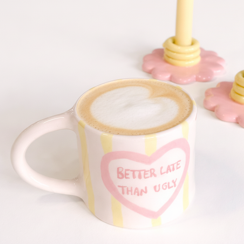 ¡Solo quedan dos! Taza Better late than ugly
