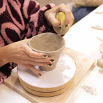 Cargar imagen en el visor de la galería, ¡Descuento últimas horas disponible! BONO TRAE UN AMIG@ _ Taller de ocho clases de cerámica- Reserva
