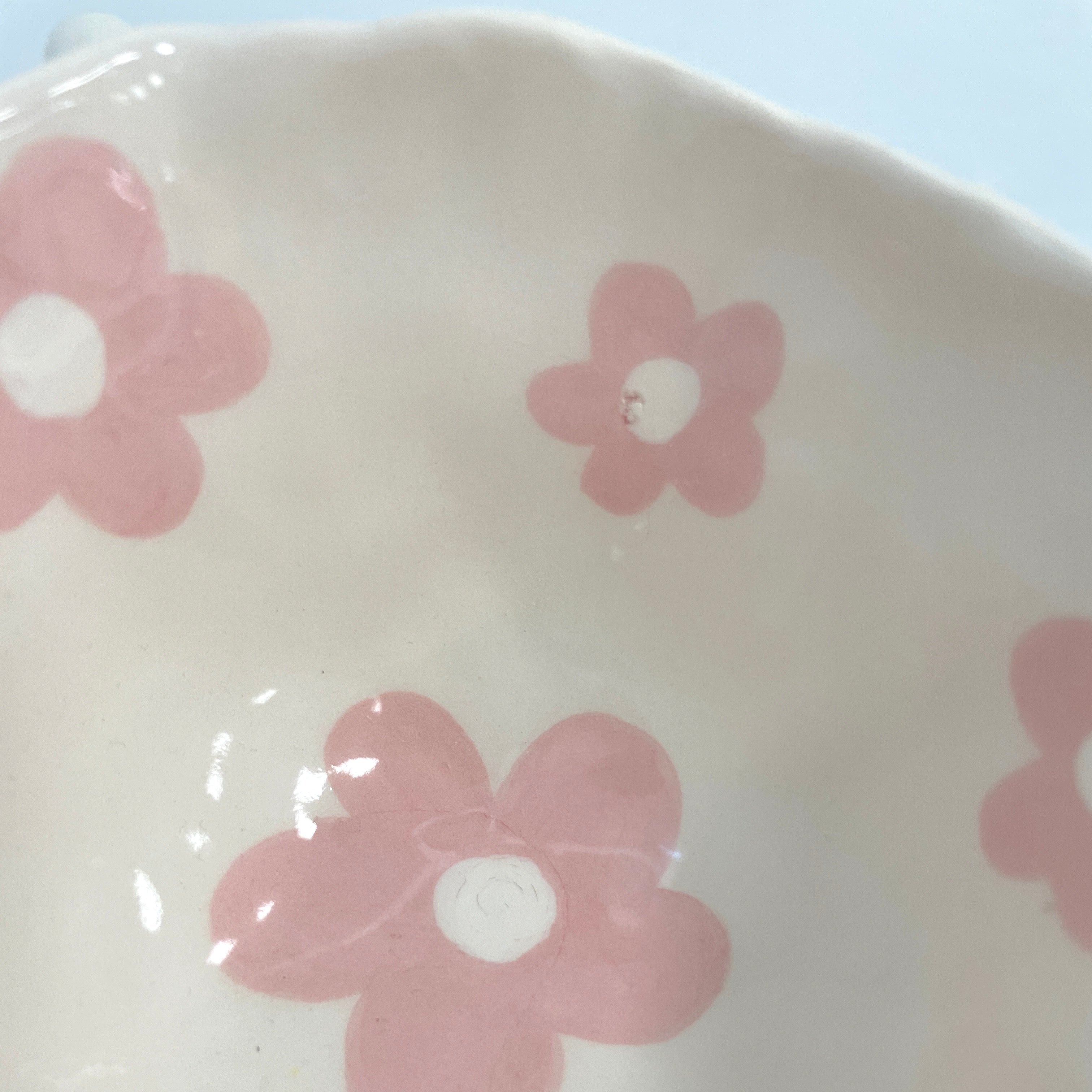 Taza Michu con rayas amarillas y flores rosas