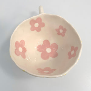 Taza Michu con rayas amarillas y flores rosas