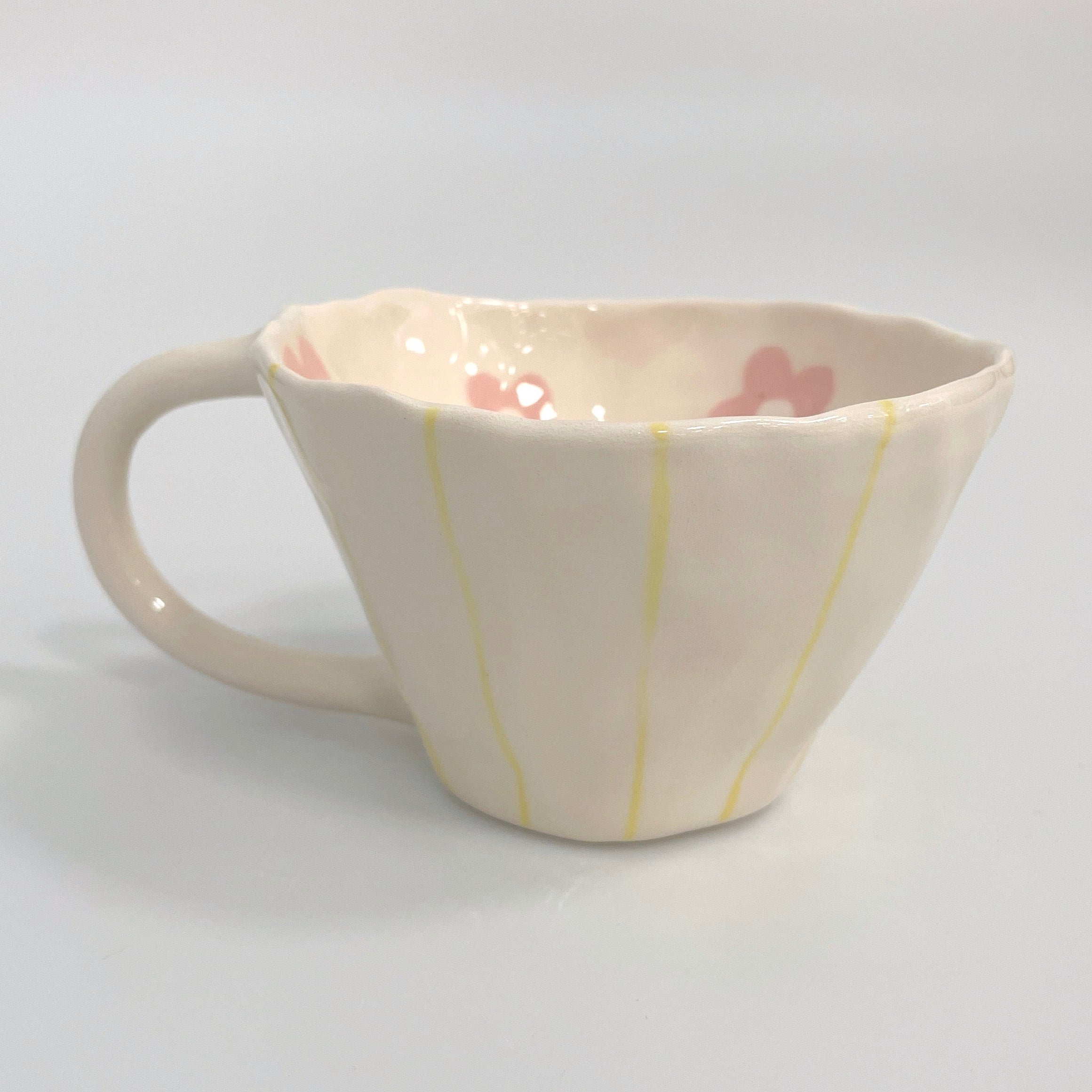 Taza Michu con rayas amarillas y flores rosas