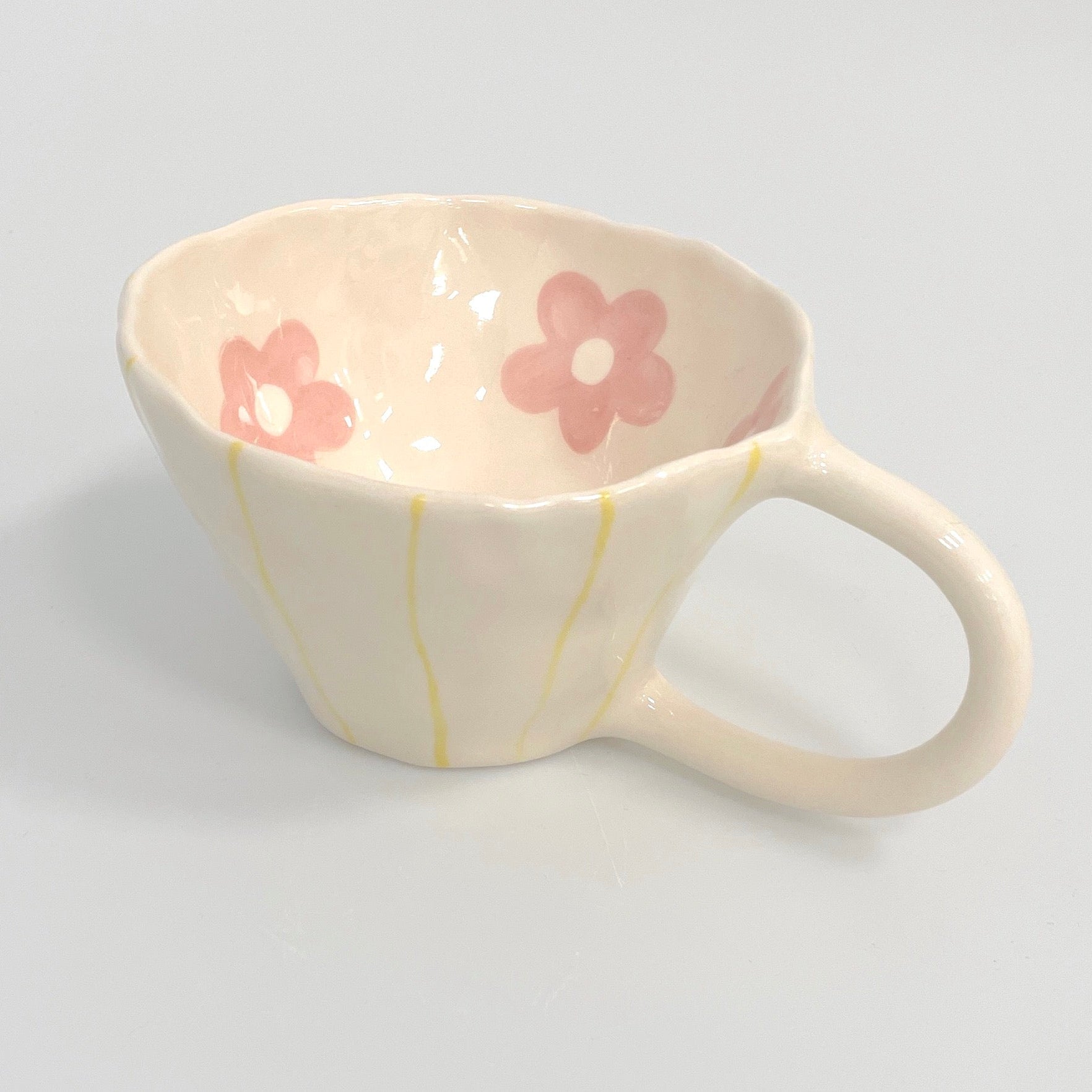 Taza Michu con rayas amarillas y flores rosas