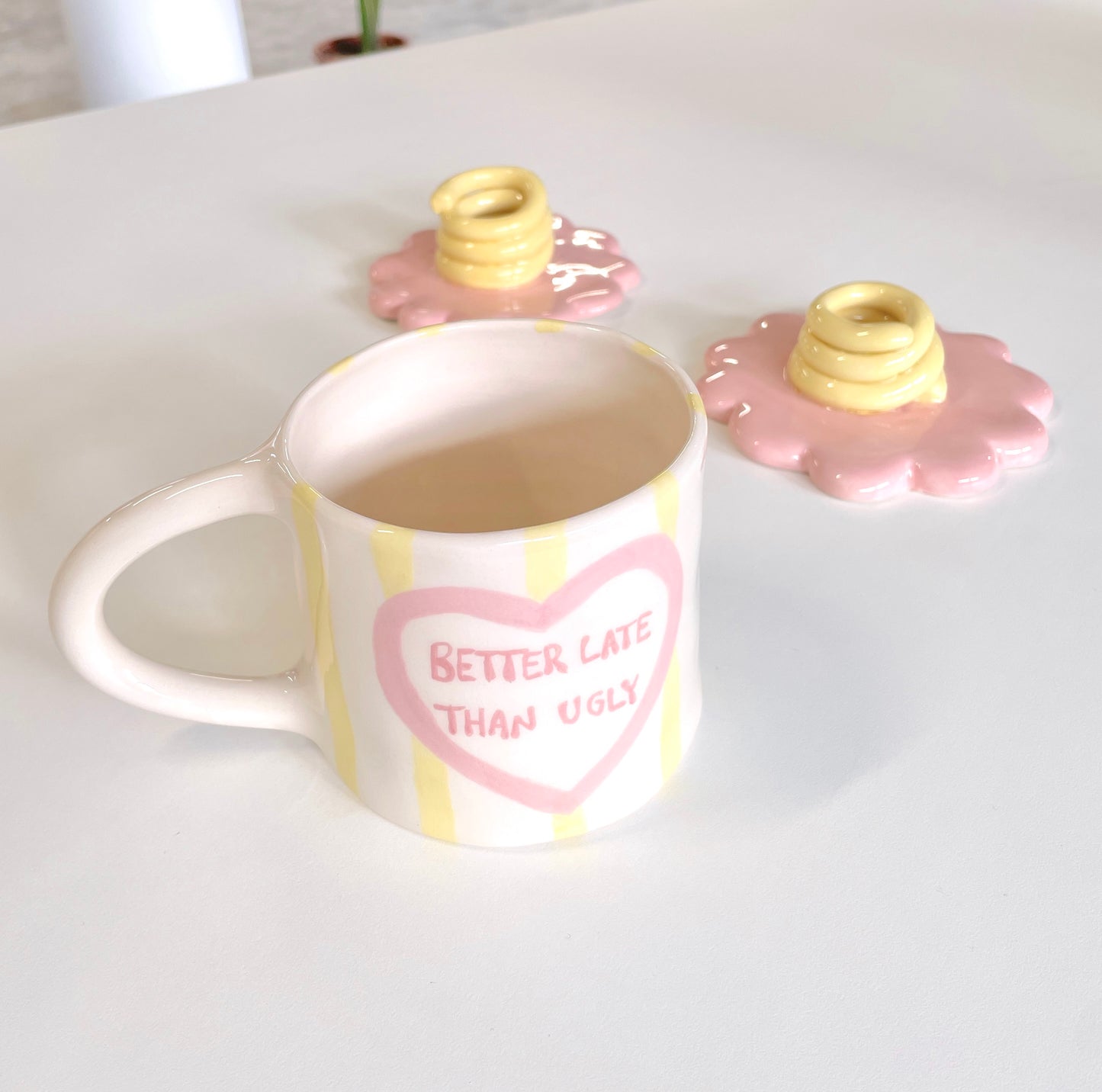 ¡Solo quedan dos! Taza Better late than ugly