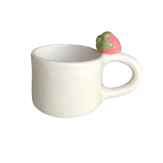 taza espresso con fresa en el asa de ceramica hecha a mano por pipa and happy