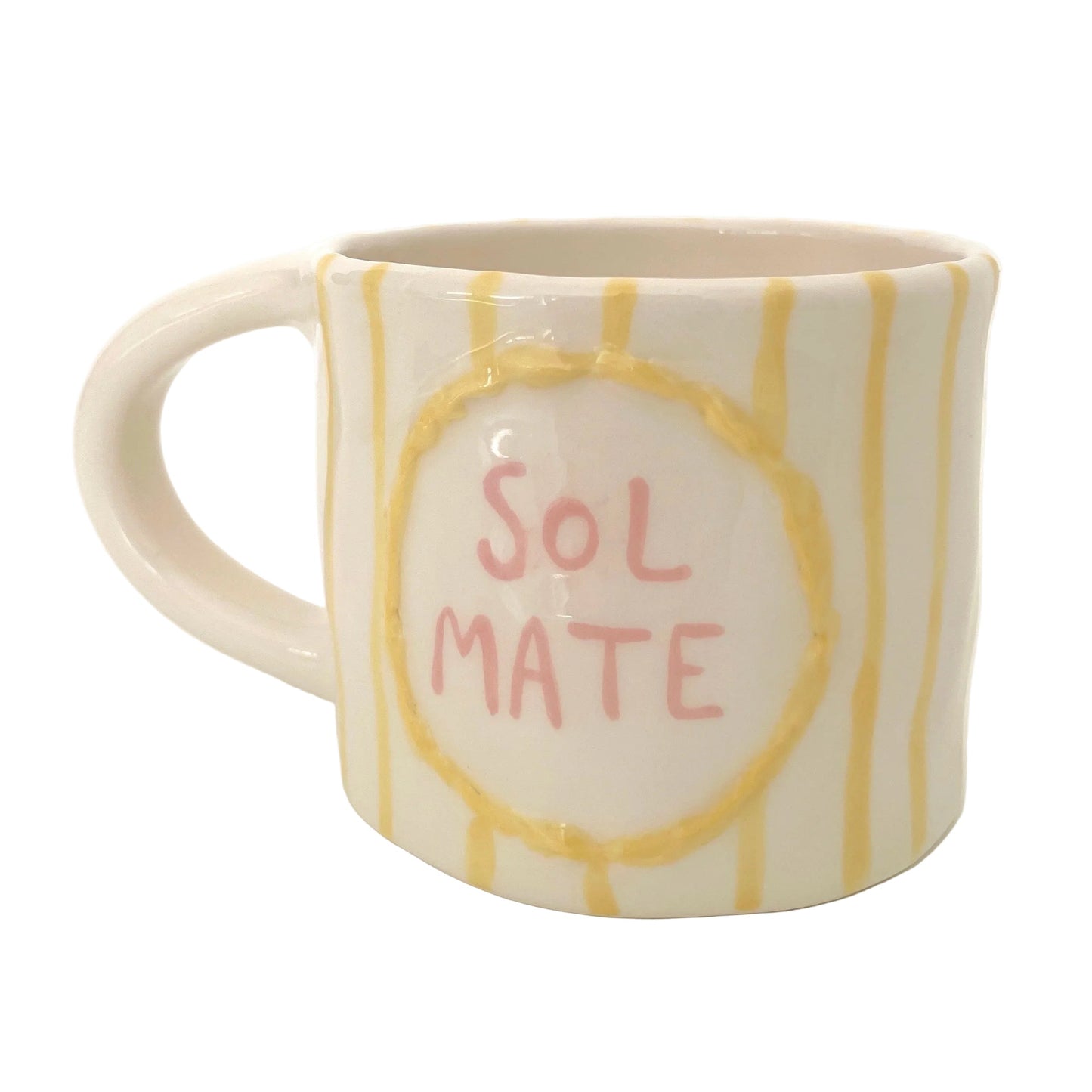 taza con rayas amarillas, marco con relieve y frase Sol Mate, es una taza hecha y pintada a mano por Pipa and Happy
