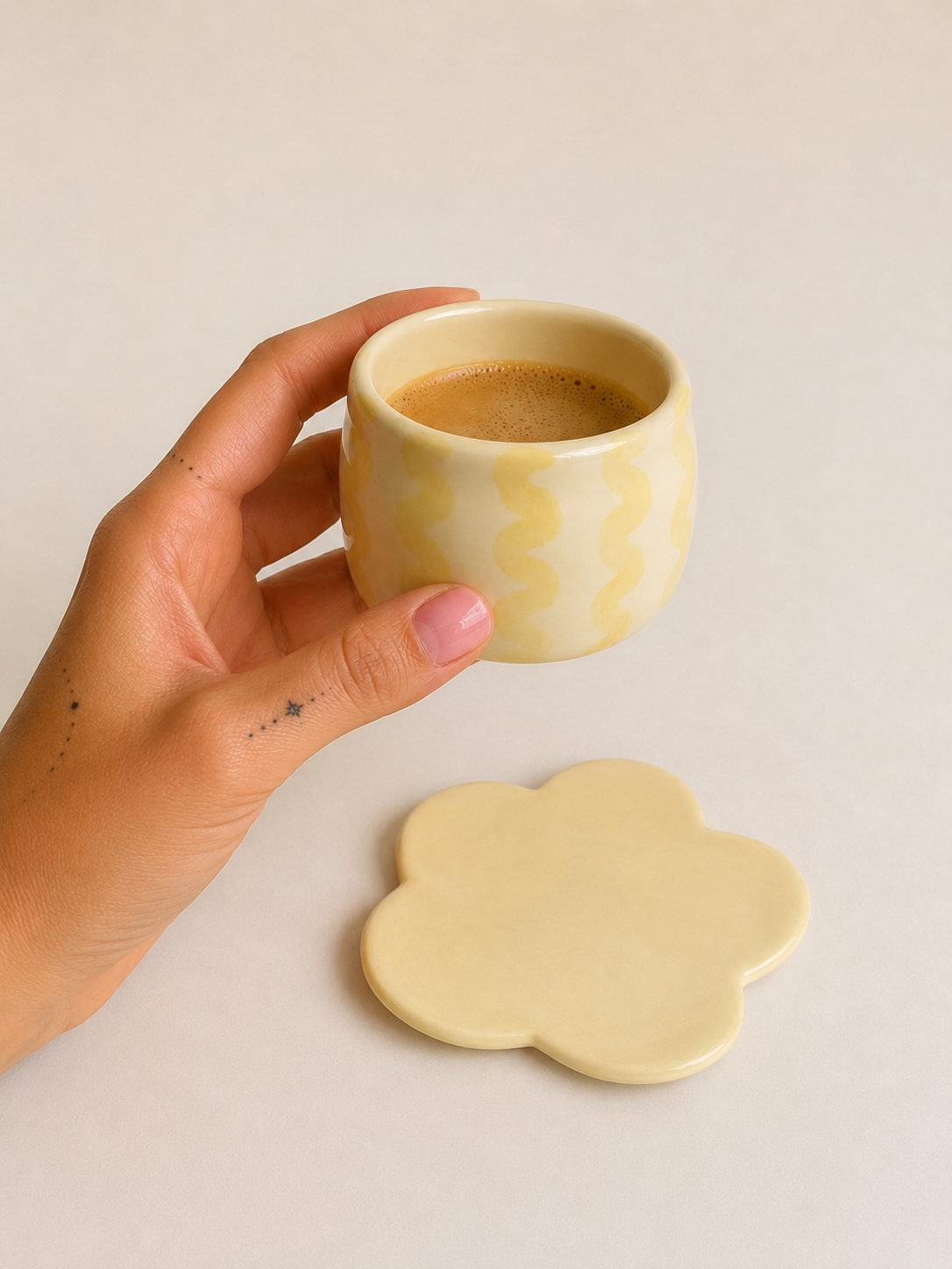 TazaSunnyEspressoconplatodeceramicahechoamano.png