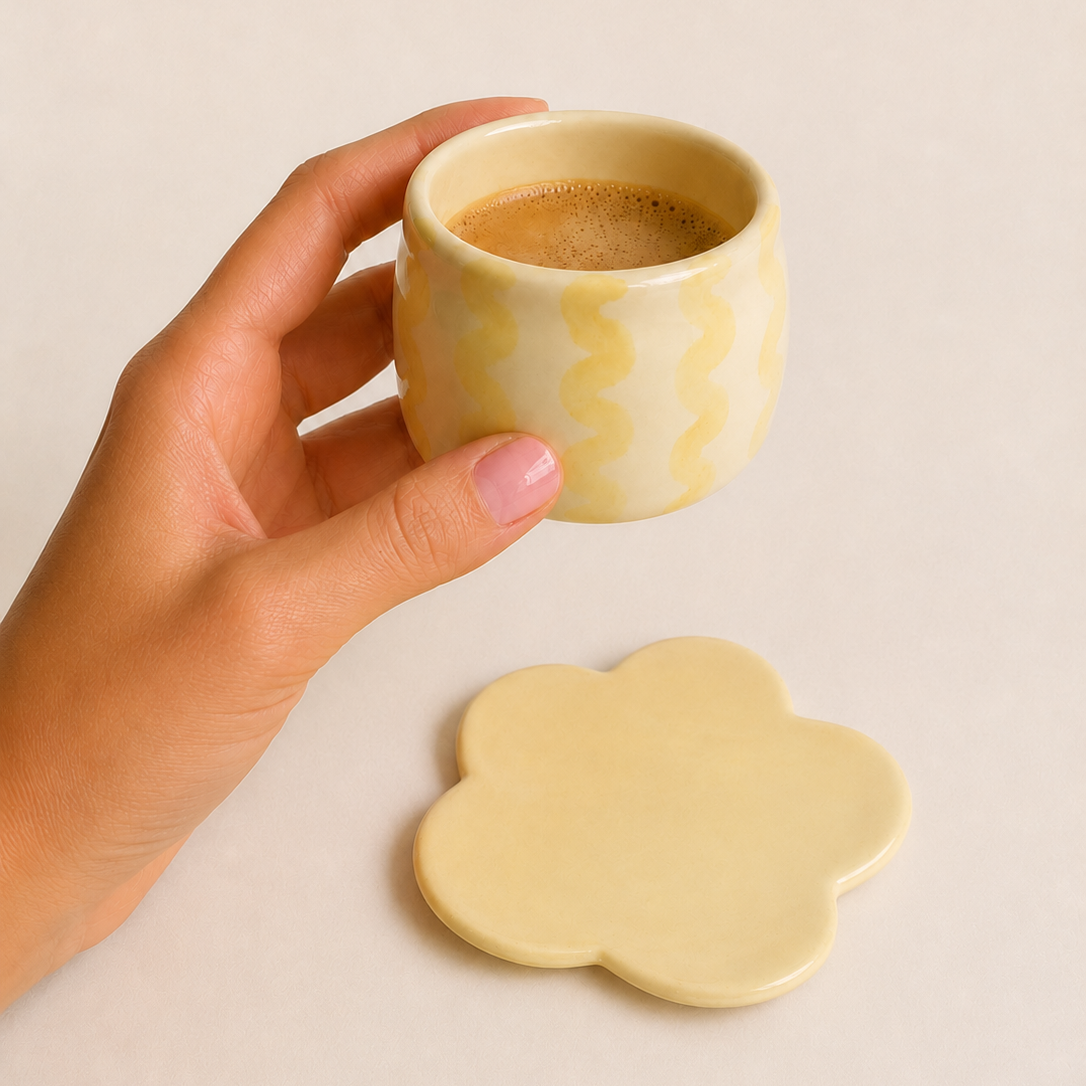Taza Sunny Espresso con plato de cerámica hecha a mano y pintada a mano por Pipa and Happy