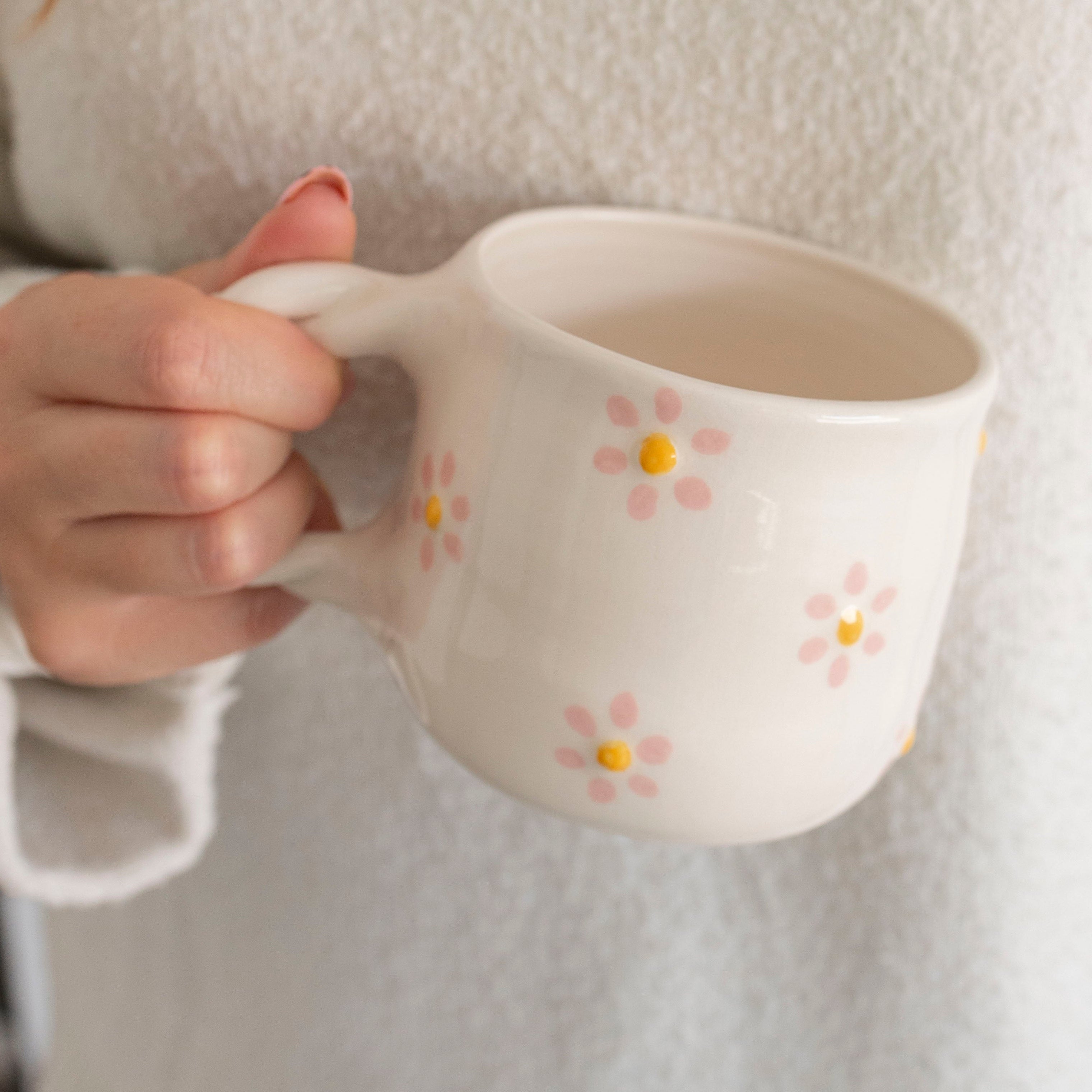 Taza con margaritas pintadas y asa trenzada hecha a mano
