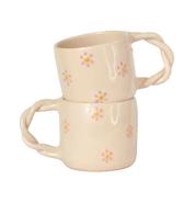 Taza con margaritas pintadas y asa trenzada hecha a mano