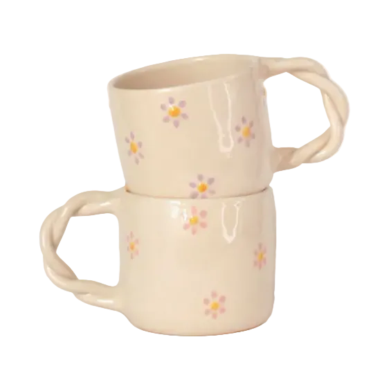 Taza con margaritas pintadas y asa trenzada hecha a mano