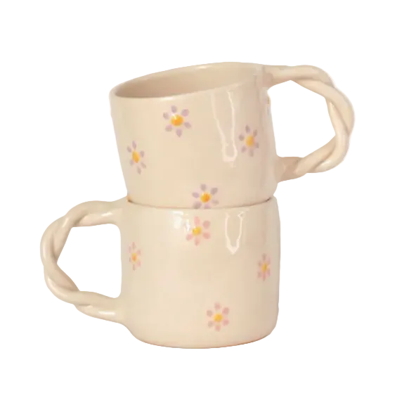 Taza con margaritas pintadas y asa trenzada hecha a mano