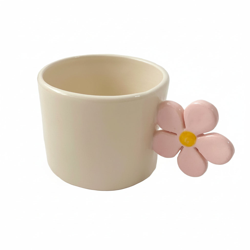 Taza de cerámica con asa de flor en color rosa pastel  de Pipa and Happy