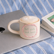 taza de cerámica hecha a mano con frase Hot girls read books y marco en relieve rosa de Pipa and Happy