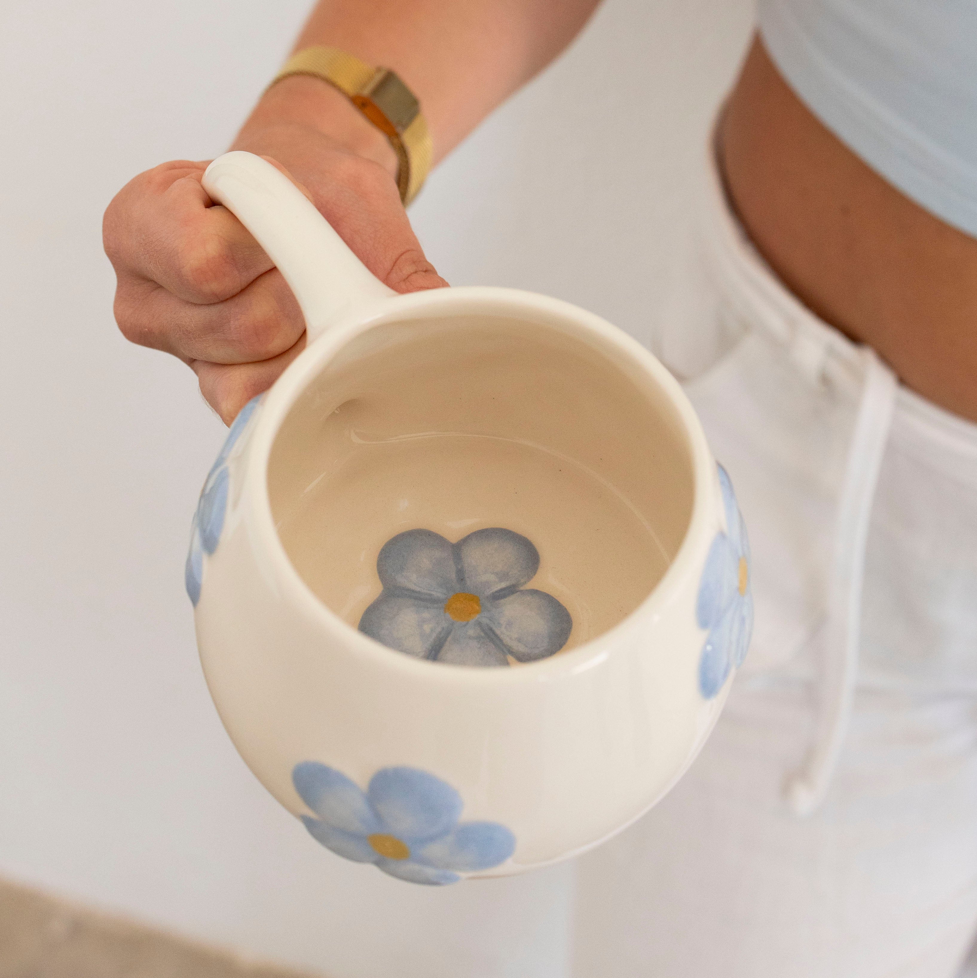 Taza de cerámica hecha a mano con relieve de flores en azul de  Pipa and Happy