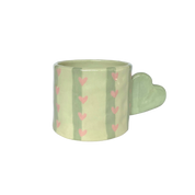 Taza de cerámica pintada a mano con asa de corazón, rayas verdes y corazones rosas
