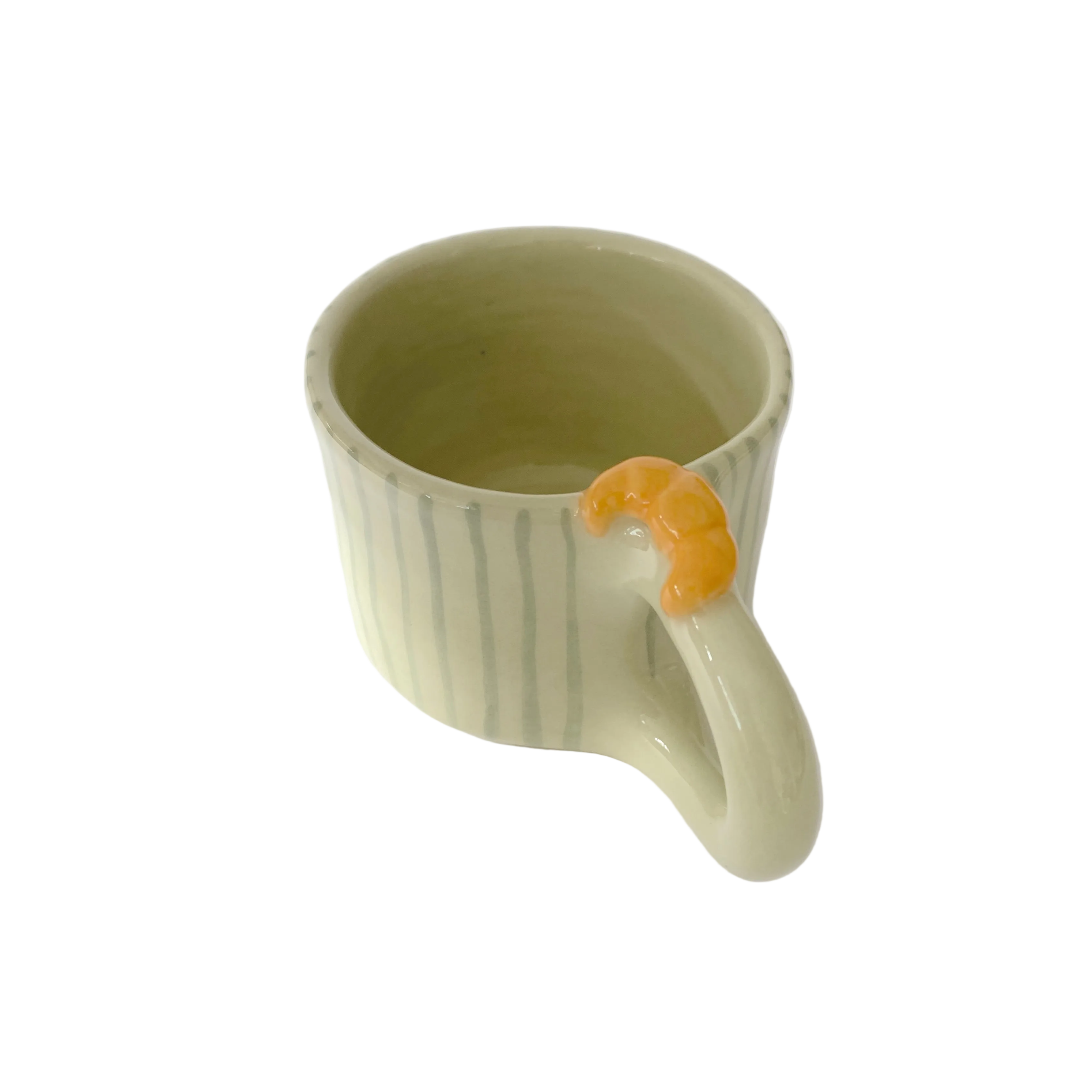 Taza de cerámica pintada a mano con rayas verdes y un croissant en relieve sobre el asa