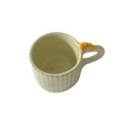 Taza de cerámica pintada a mano con rayas verdes y un pequeño croissant en relieve sobre el asa