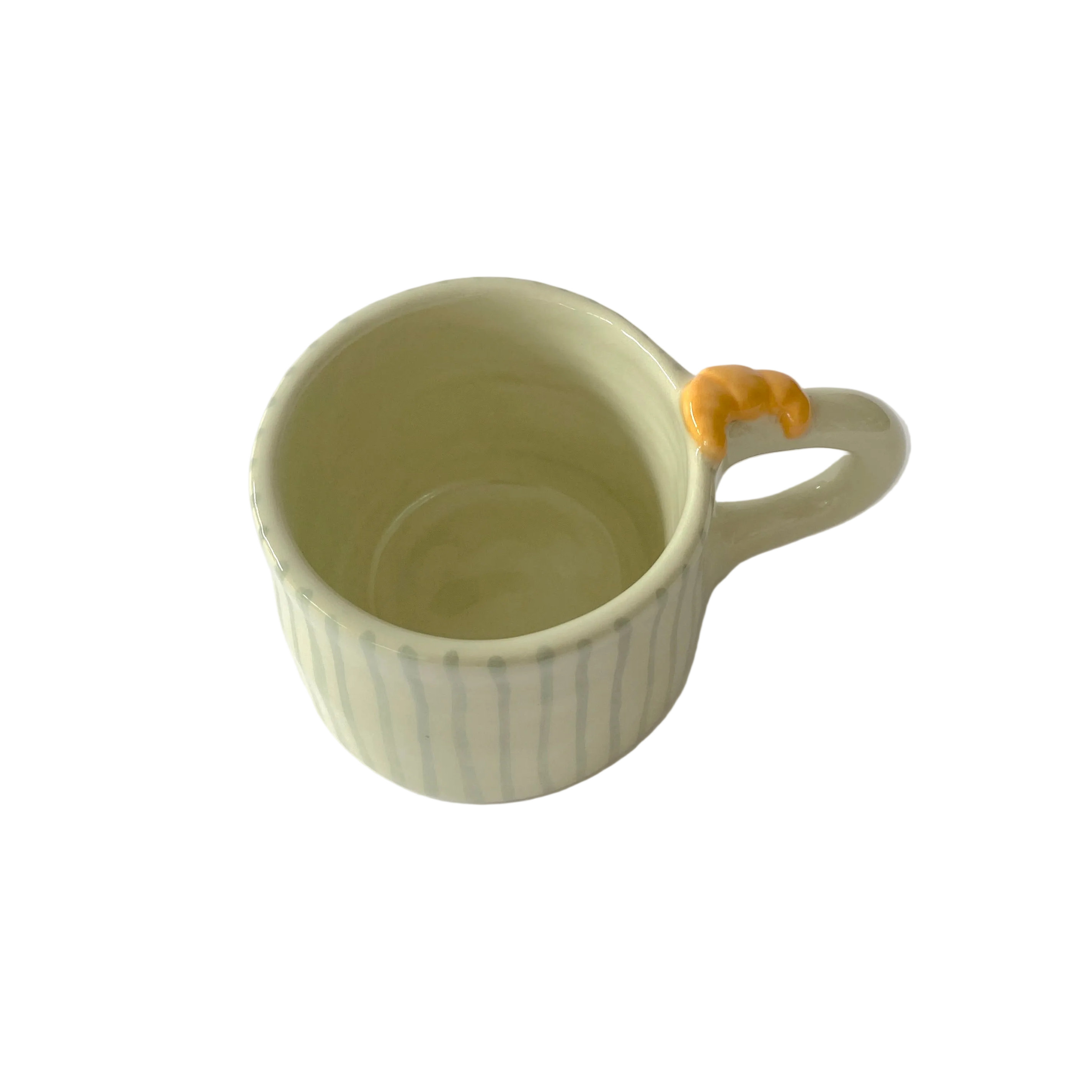 Taza de cerámica pintada a mano con rayas verdes y un pequeño croissant en relieve sobre el asa