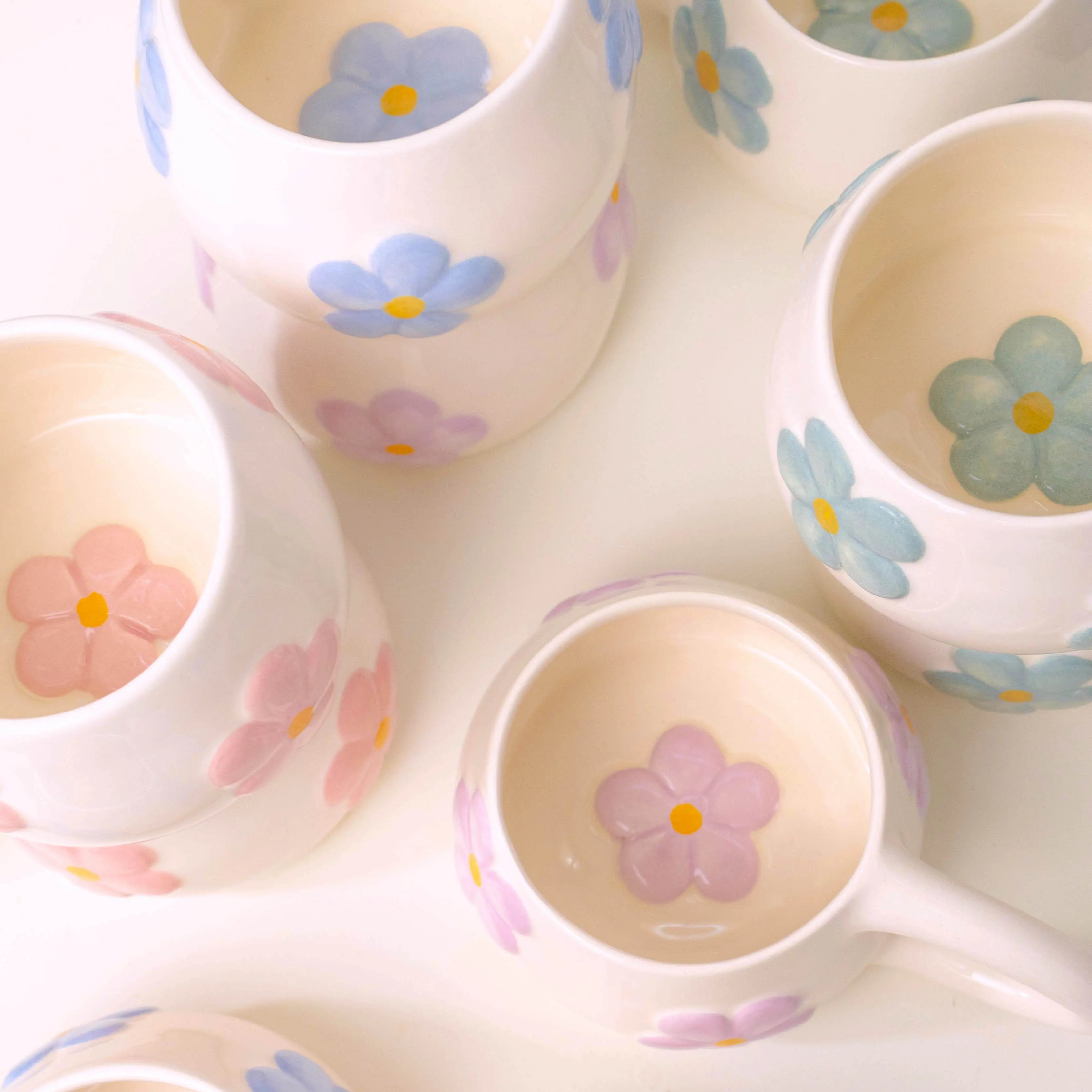 Taza de cerámica con relieve de flores en rosa, verde, azul y lila pastel Pipa and Happy