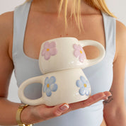 Tazas de cerámica hecha a mano con relieve de flores en azul y violeta pastel Pipa and Happy