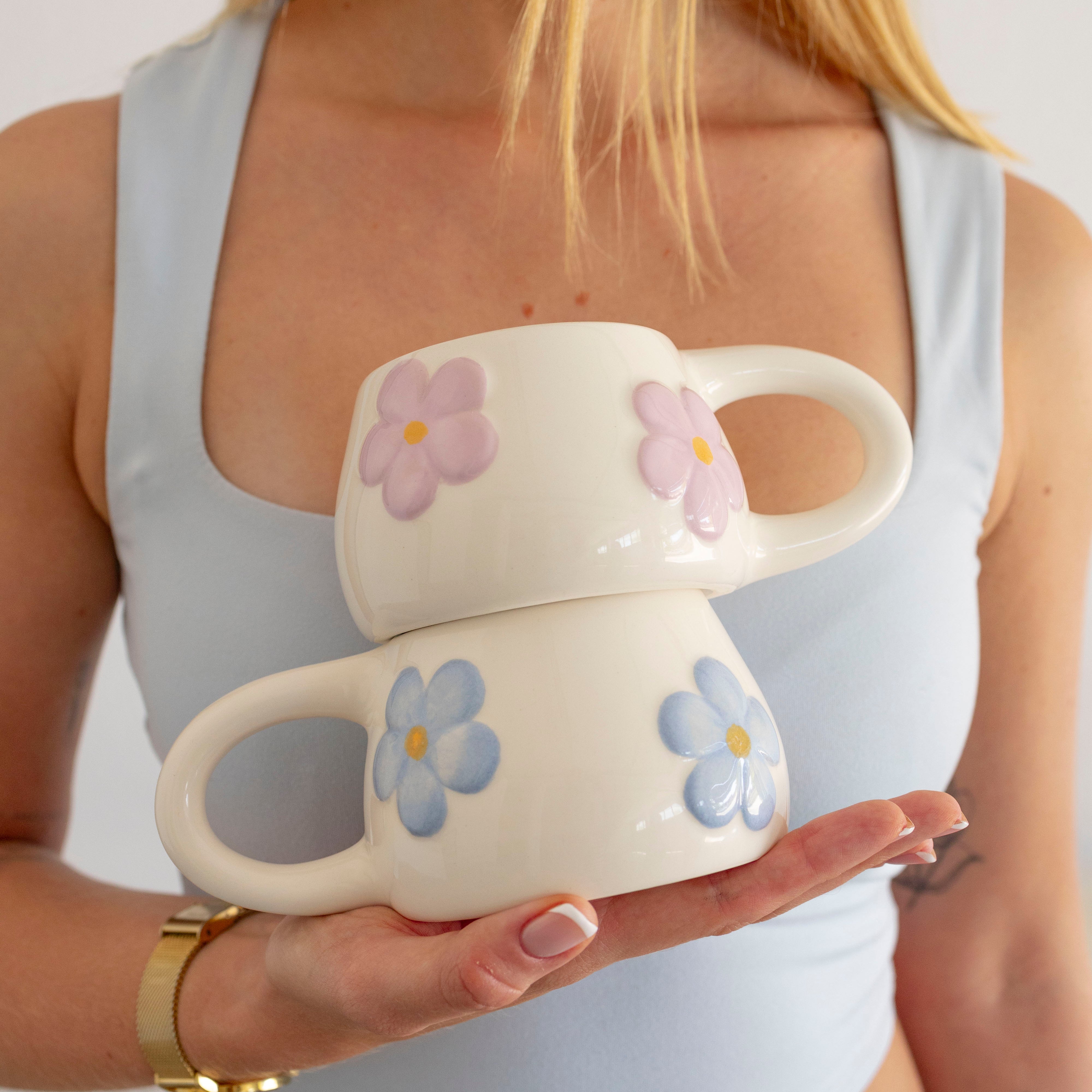 Tazas de cerámica hecha a mano con relieve de flores en azul y violeta pastel Pipa and Happy