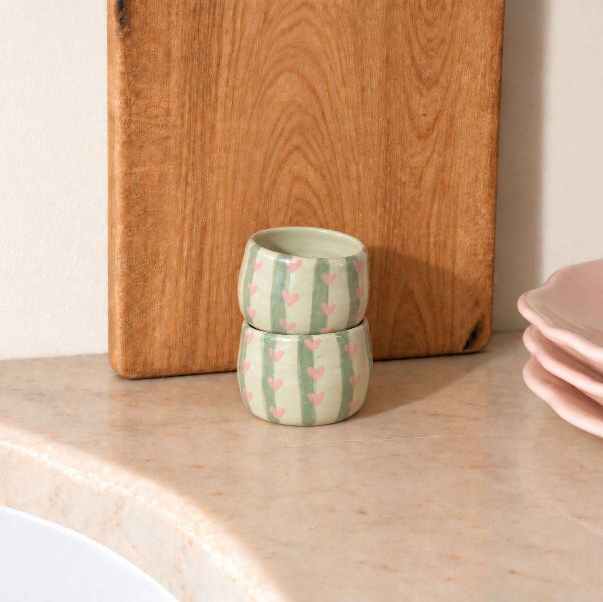 tazas espresso  de cerámica con rayas verdes y corazones rosa pastel de pipa and happy