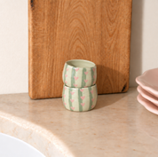 tazas espresso  de cerámica con rayas verdes y corazones rosa pastel de pipa and happy
