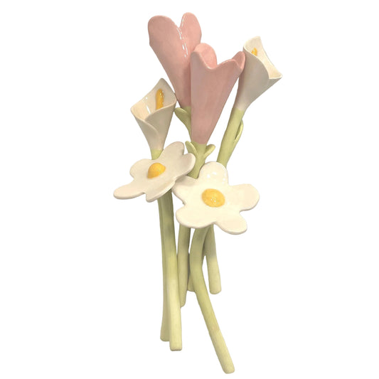 ramo de flores con tulipanes, margaritas y lirios o calas