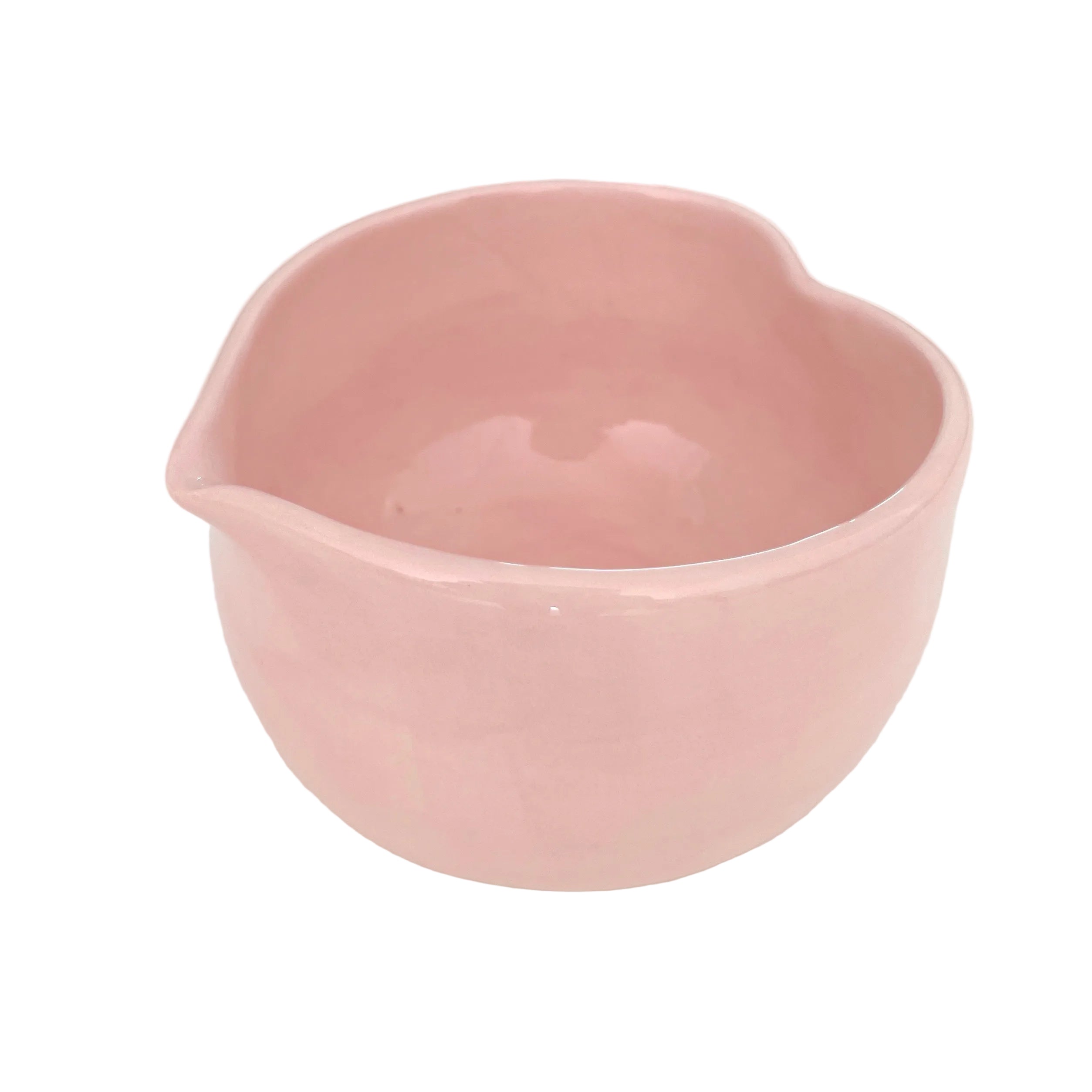 bowl con forma de corazón en rosa pastel para hacer matcha 