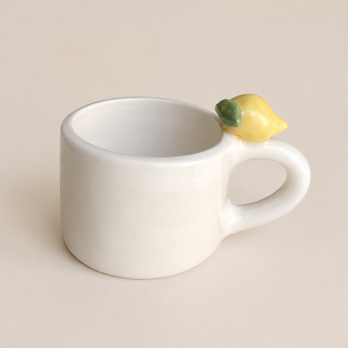 taza de espresso con limón en el asa hecha a mano por pipa anad happy