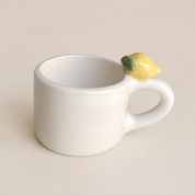 taza de espresso con limón en el asa hecha a mano por pipa anad happy