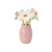 jarrón rosa de ceramica con margaritas hechas por Pipa and Happy