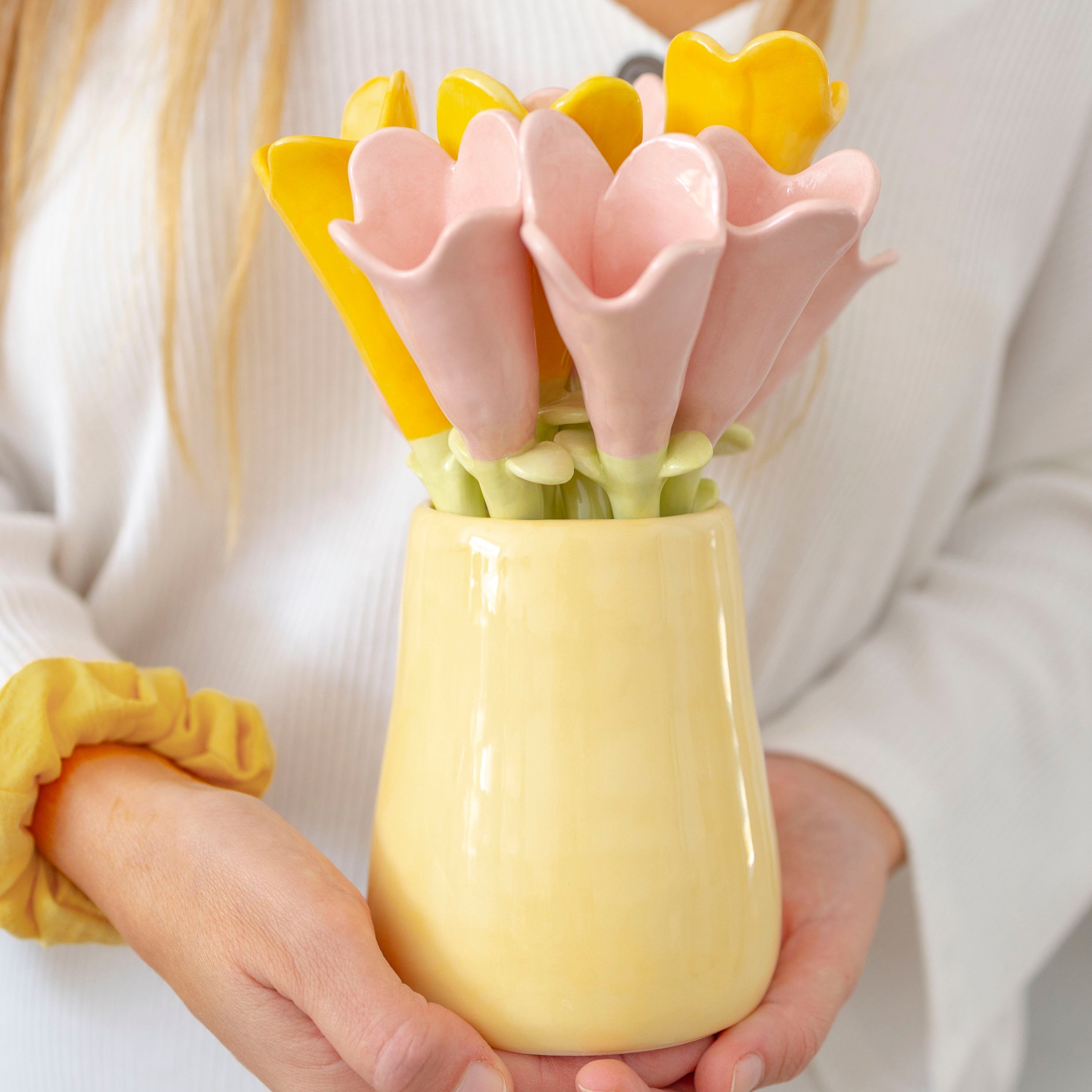 ramo de tulipanes rosas, amarillo y naranjas, flores de cerámica como regalo original y duradero