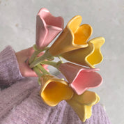 ramo de tulipanes rosas, amarillo y naranjas, flores de cerámica como regalo original y duradero